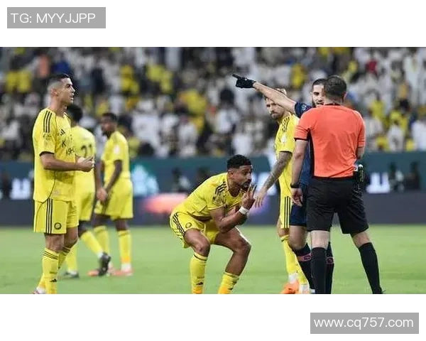 主帅赛后愤怒指责裁判漏判明显点球引发争议