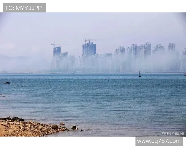 高温天气下的视觉错觉球场远观似海市蜃楼般波动 高温天气下的视觉错觉球场远观似海市蜃楼般波动